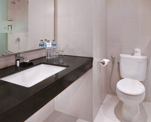 15.Neo+-Kuta-Legian---Superior-Bathroom---Med